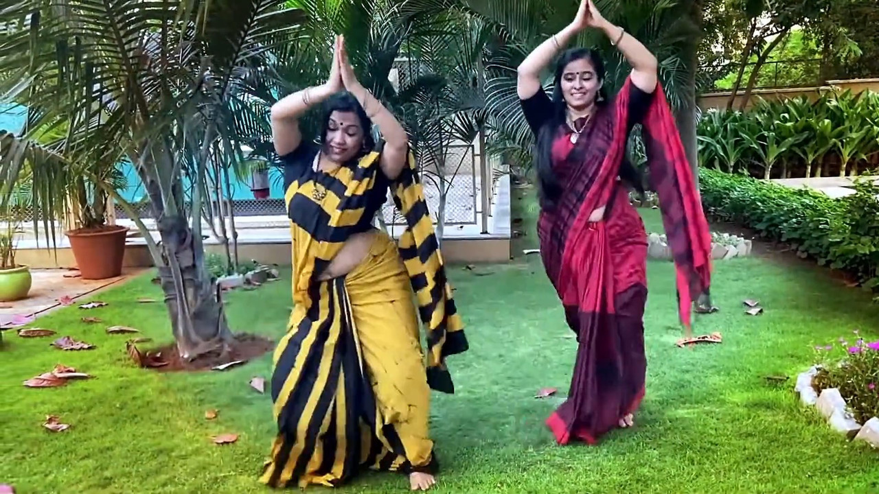 Malayali Homely Aunties Big Ass,Boobs and Navel while dancing.mkv_snapshot_05.33.462