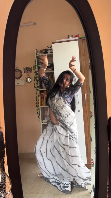 beautiful bengali lady sexy navel while dancing in white saree mp4 snapshot 00 10 507