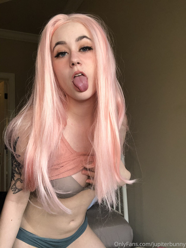 Jupiter Bunny only fans egirl sticks her tongue out alot.