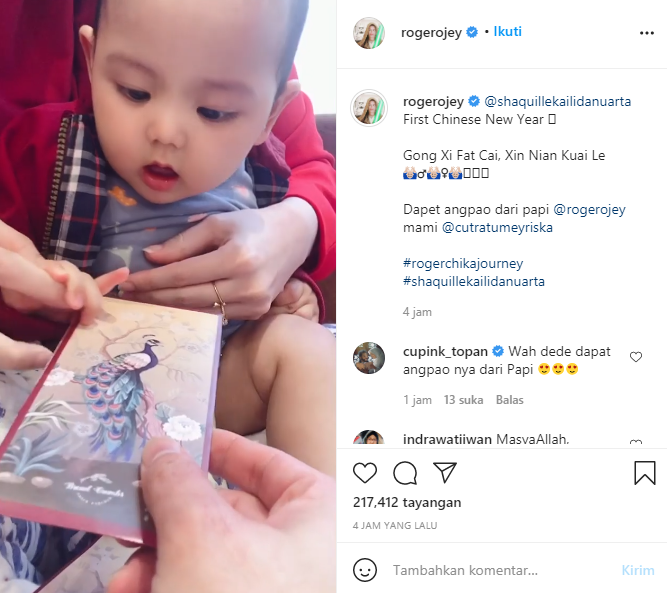 Baby Shaquille dapat angpao dari Roger Danuarta dan Cut Meyriska