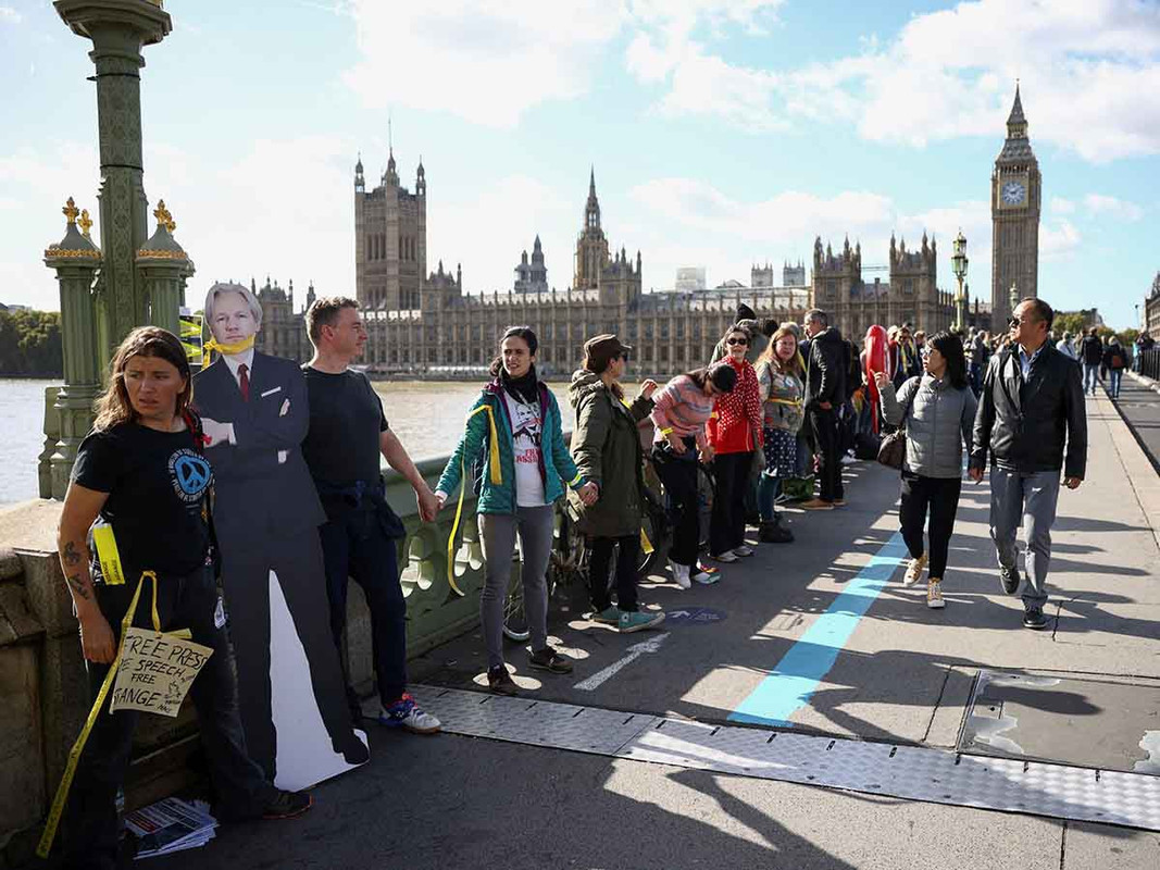 Forman cadena humana para exigir liberación de Julian Assange