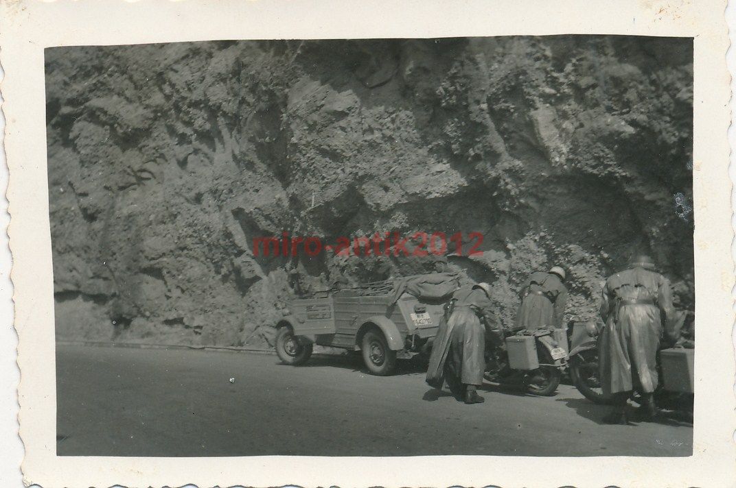 Foto, Kübel mit Kradbegleitung auf der Strasse nach Genua