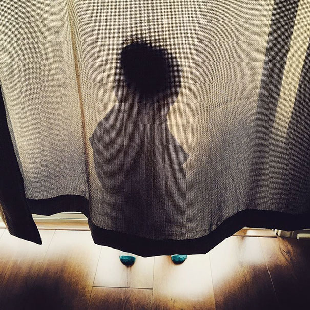 funny-kids-playing-hide-and-seek-302-605