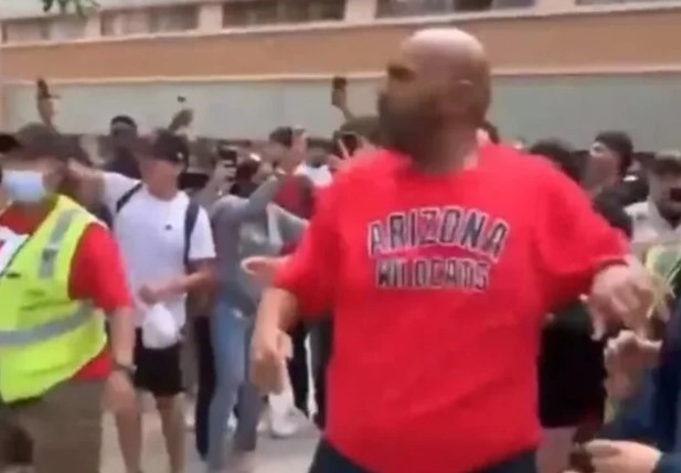 Padre golpea a 30 estudiantes que le hacían bullying a sus hijos