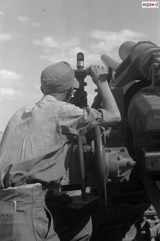 Une batterie de canons 10 cm schwere Kanone 18 règle son tir pour soutenir les blindés (7)