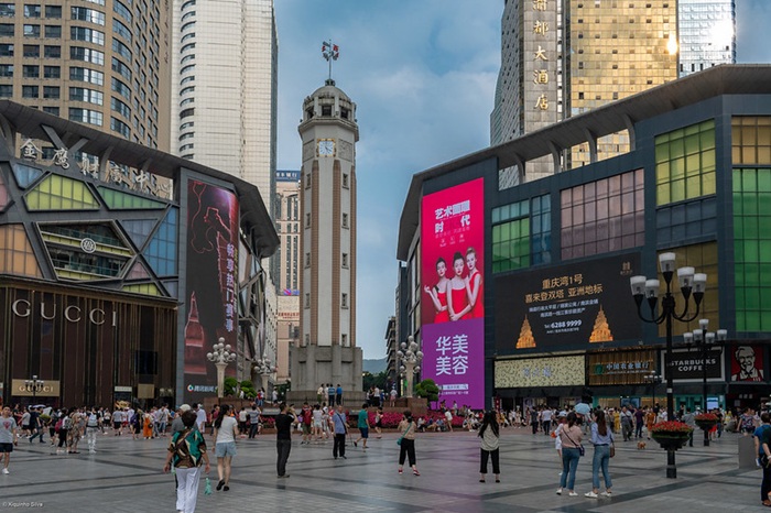 Potret perkotaan di Chongqing, China yang dijuluki kota cyberpunk dan penuh plot twist.