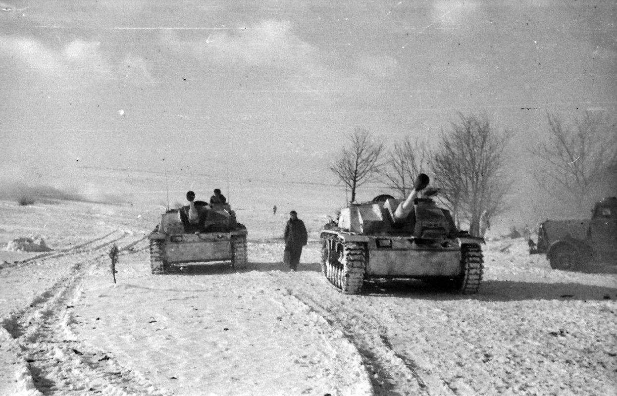 Zwei Panzer fahren über ein verschneites Feld.