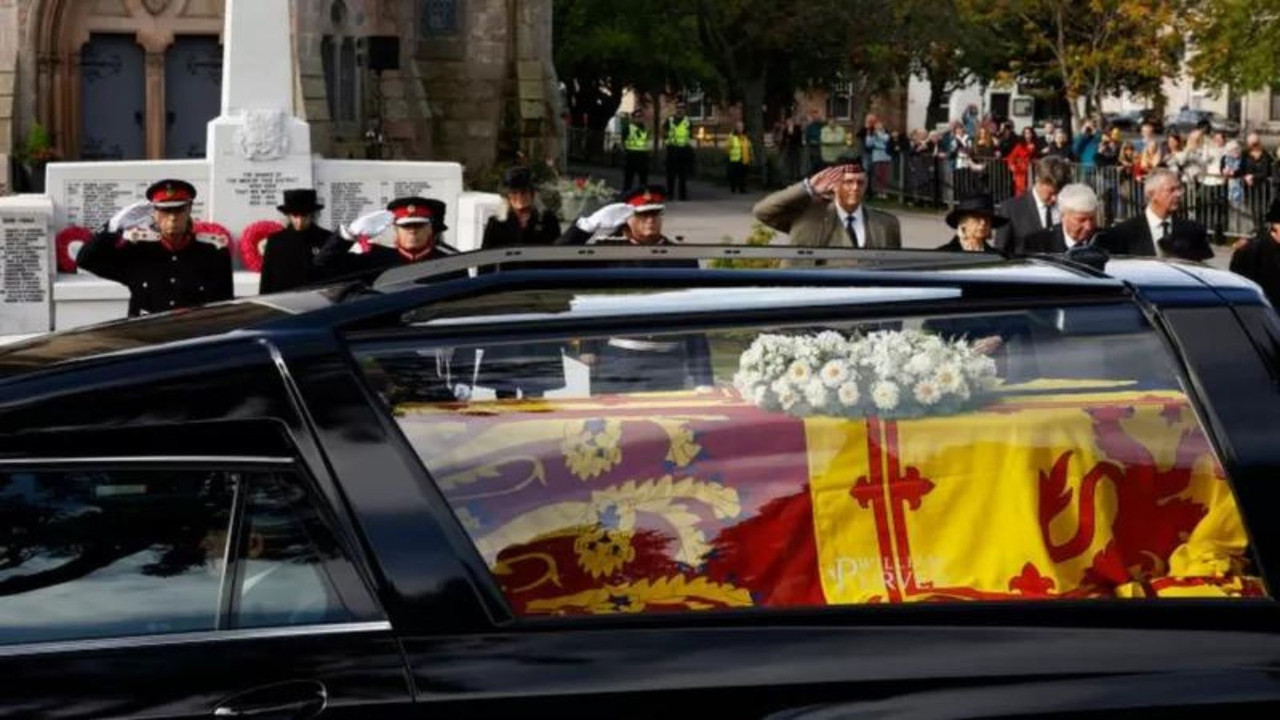 Cortejo fúnebre de la reina Isabel II termina su primera etapa 