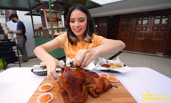 Magda saat mencicipi menu whole chicken di Rowstid Chickin' 