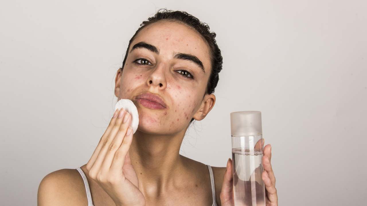Apply an Oil-Free, Non-Comedogenic Moisturizer