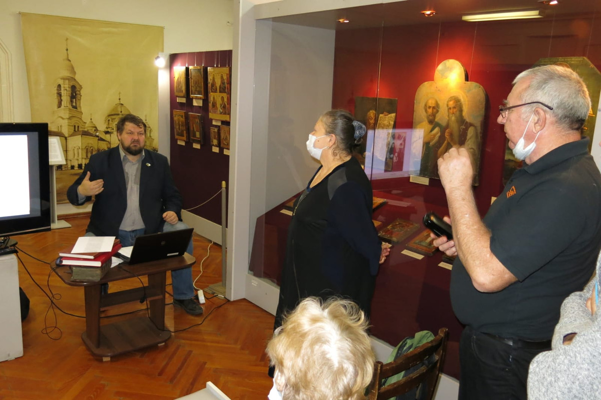 Выступает А.Ю. Хлопотов. На втором плане - Т.в. Смирнова и В.В. Кашин.