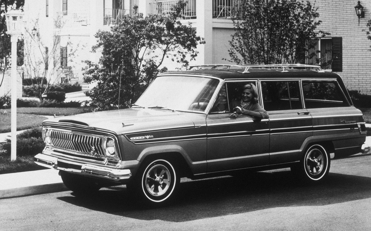 1966-Jeep-Super-Wagoneer
