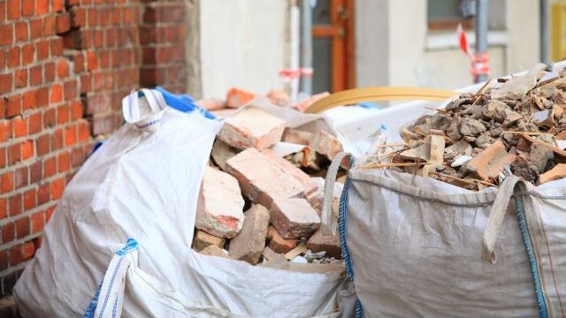 Чистий будівельний майданчик: переваги професійного вивозу сміття