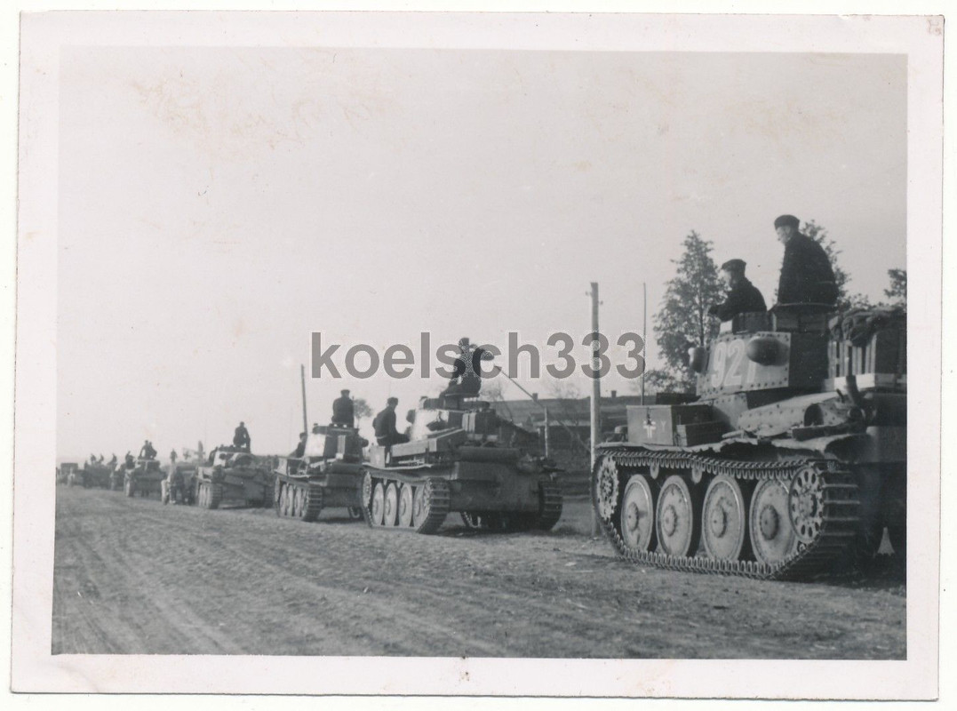 Foto Panzer Kolonne Ostfront Russland CKD Praga PzKpfw. 38(t) Tanks WH Beute