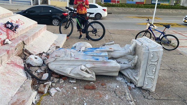 (Imágenes) Manifestantes colombianos derriban estatua de Cristóbal Colón en Barranquilla: "Símbolo de opresión y genocidio" Colon2