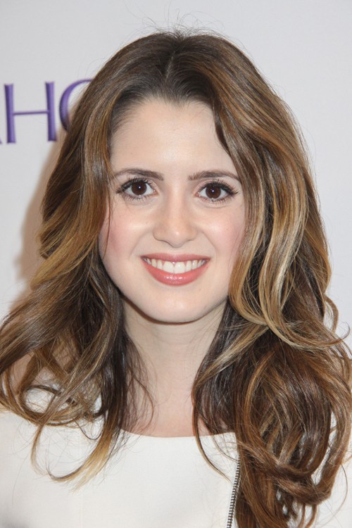 Laura Marano 2024 Donkerbruin haar & alternatieve haarstijl
