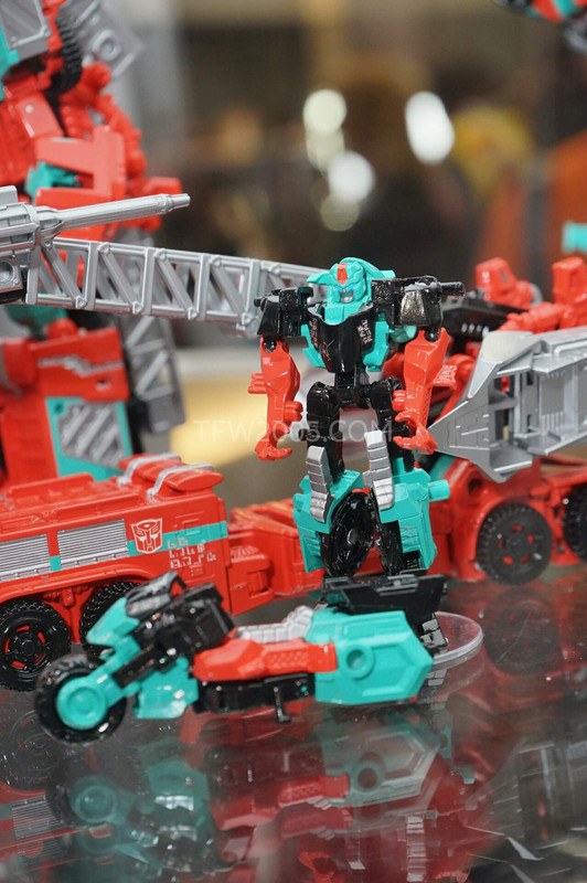 SDCC2015-Hasbro-Case-Transformers-Combiner-Wars-