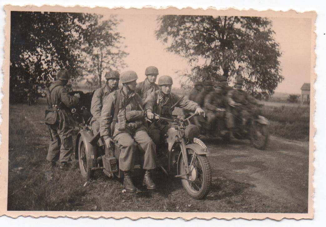 Fallschirmjäger Zündapp Motorrad Krad Kennung MP Ausrüstung Stahlhelm 2 WK Foto