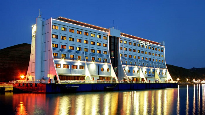 Four Seasons Barrier Reef Resort, resmi dibuka untuk bisnis pada tanggal 9 Maret 1988.