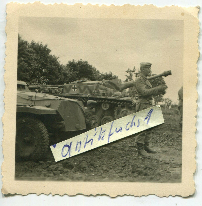 Panzer Sturmgeschütz mit tollem Tarnanstrich und SPW
