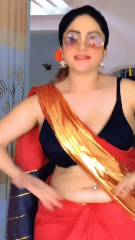 hot desi aunty big boobs in black bra and pierced sexy navel in red saree.mp4_snapshot_00.11.219