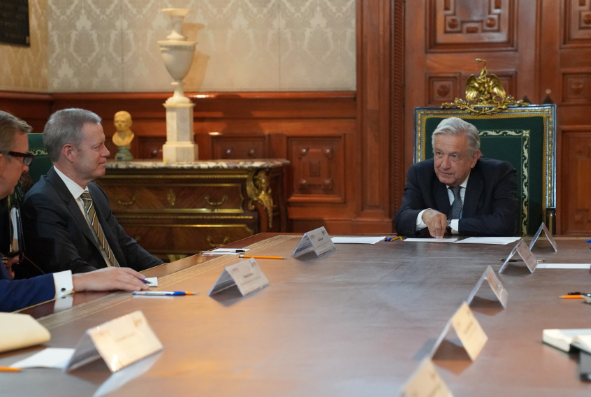 Nos reunimos con Mike Roman, presidente de la empresa 3M: AMLO