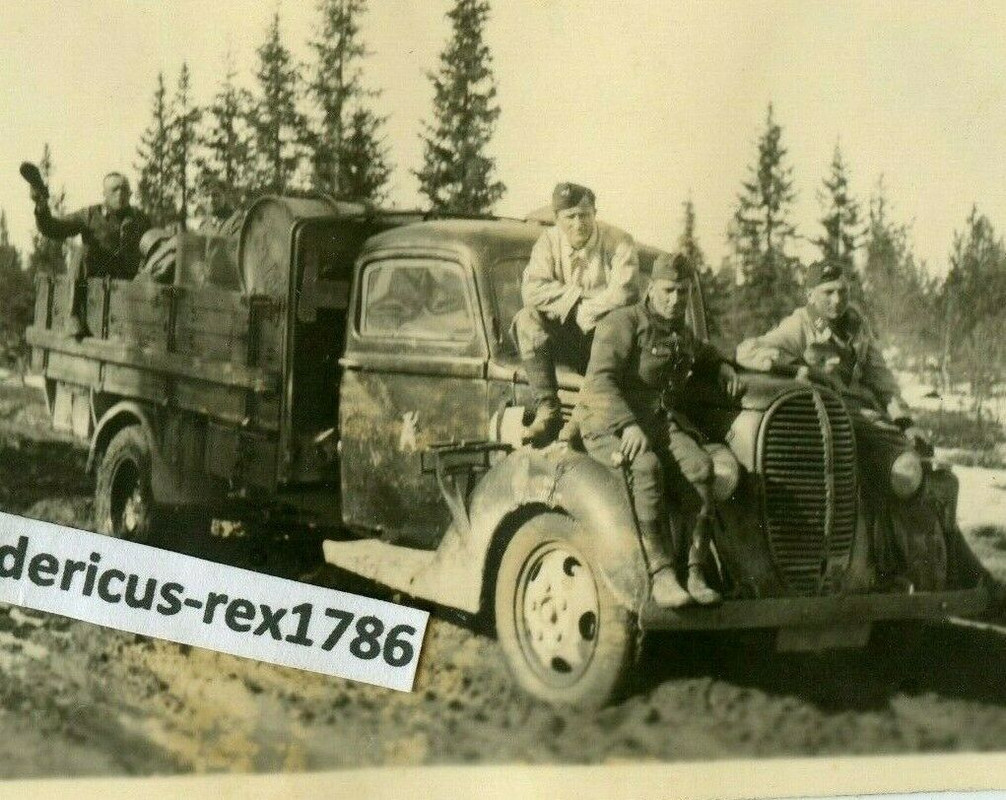 Foto LW Finnland im Winter finnischer LKW Beute Fahrzeug mit Bären Wappen