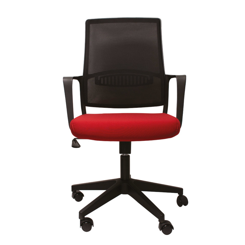 Silla semi-ejecutiva de oficina con asiento y respaldo acolchados en color negro y rojo, brazos acolchados y base con ruedas.