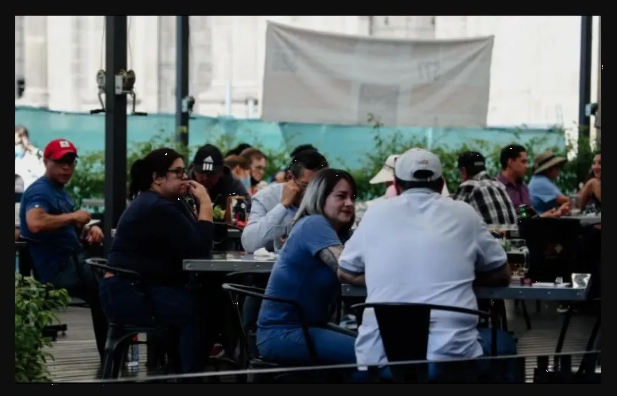 Comensales dejan pañal de bebé como propina para el mesero