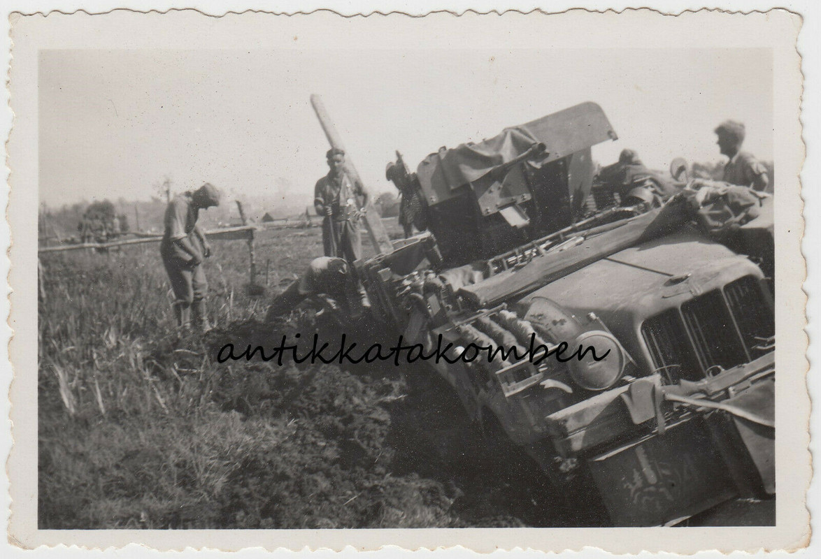 Foto Guderian Panzergruppe Halbkettenfahrzeug Flak Geschütz SdKfz 7-2 im Schlamm