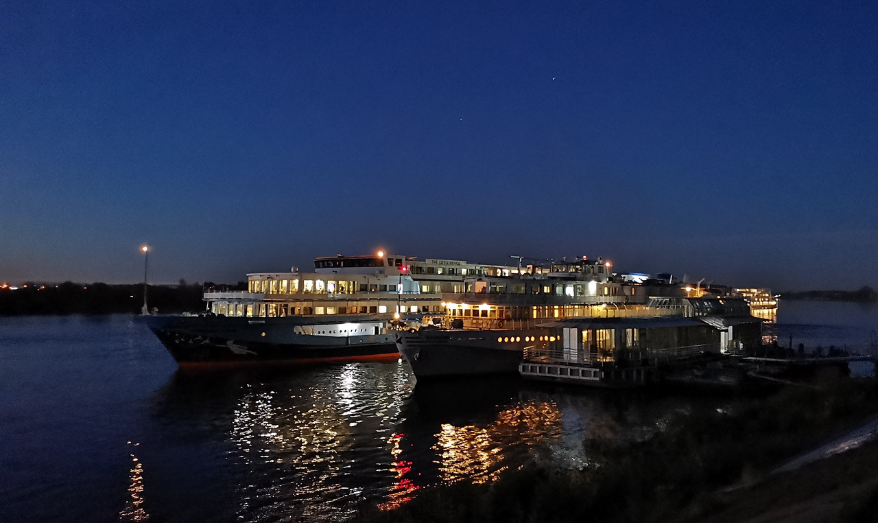 IMG_20221011_Теплоход ночью