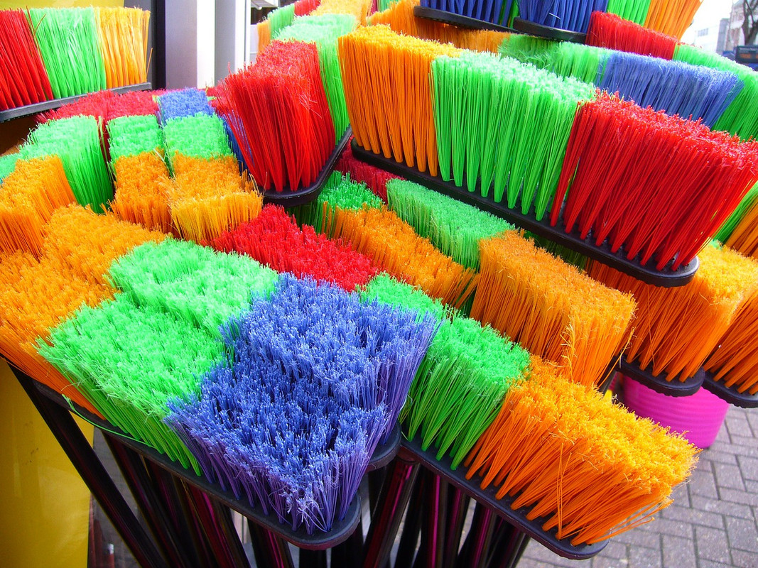 multi-brooms-57256-1280.jpg