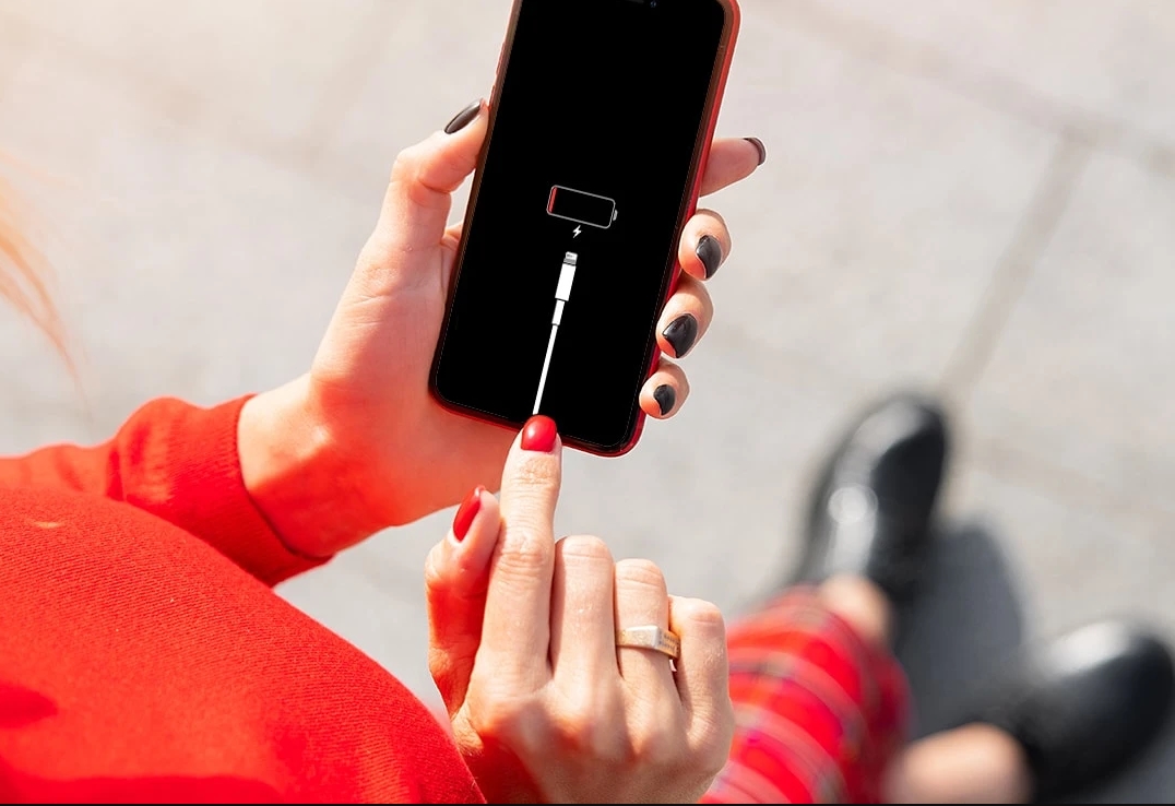 Экран разряженного iPhone с иконкой кабеля: пример глубокого разряда, которого следует избегать