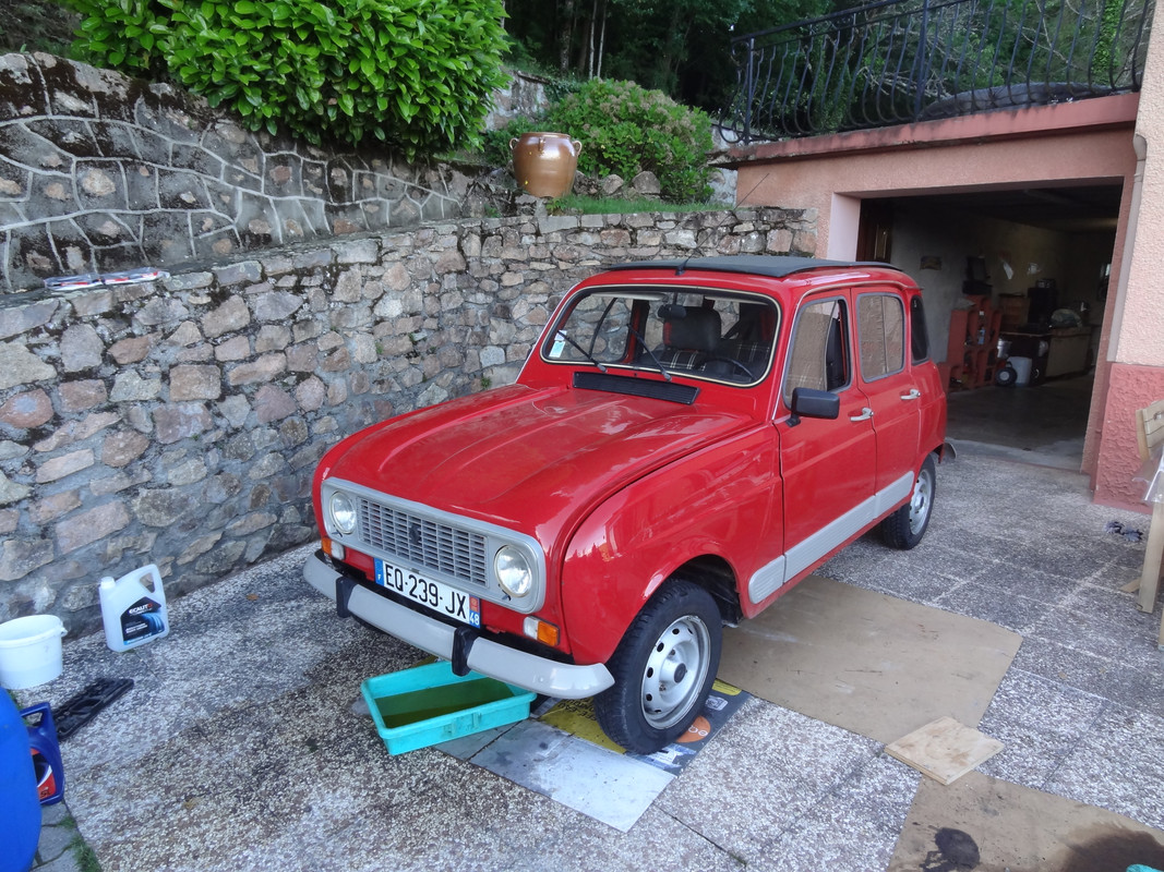 4L GTL découvrable rouge, trois quarts face gauche