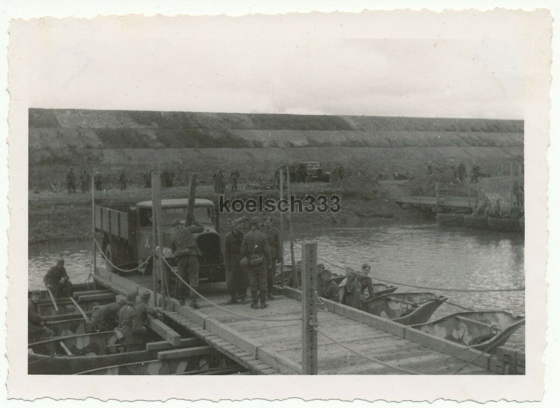 Foto LKW der Wehrmacht mit Kennung 94. ID auf einer Pionier Fähre im Westen 1940