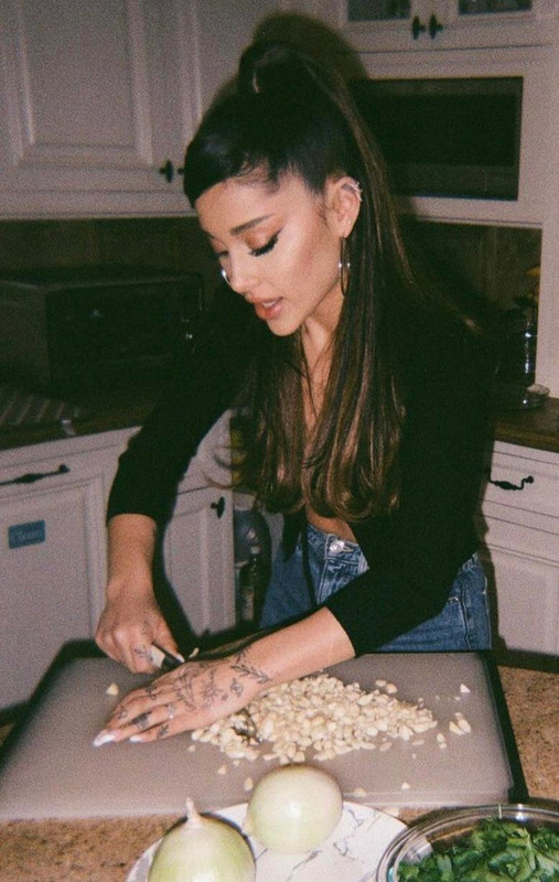 [Image: Ariana-Grande-Chopping-Onions-at-Home.jpg]