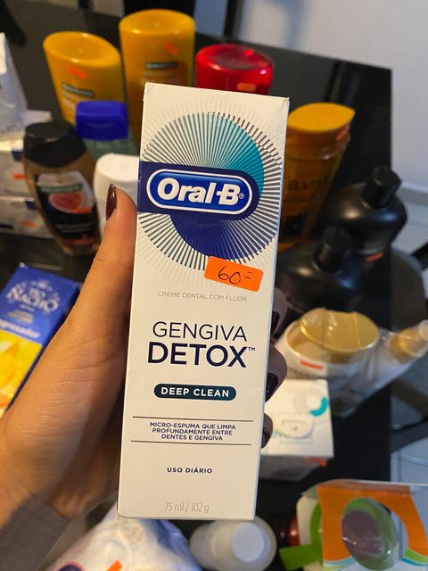 Creme Dental com Flúor Oral-B Gengiva Detox – Gentle Whitening 102g