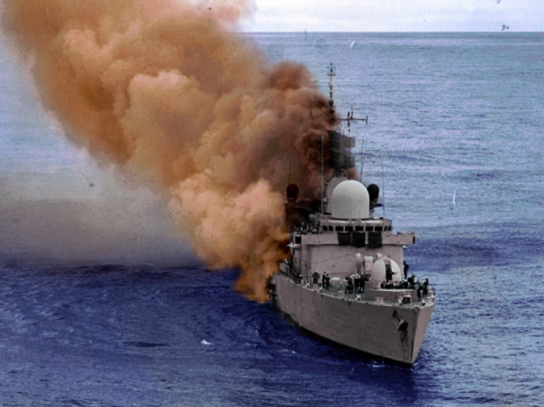 HMS Sheffield (D.80) пожар после попадания аргентинской ракеты, 4 мая 1982-1-1