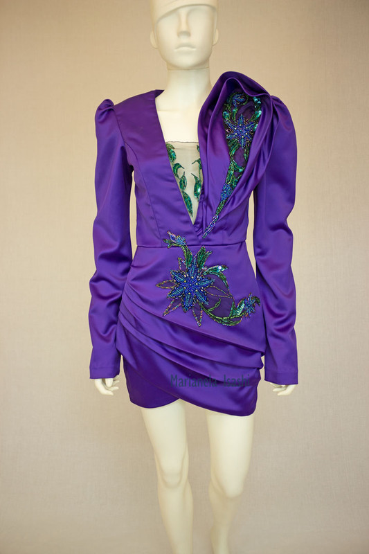 Short evening dress in purple with deep neckline and floral embroidery in rhinestones.