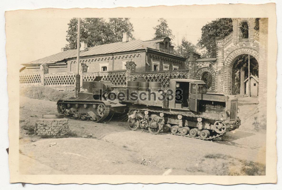 Foto Krad der Wehrmacht vor russischem Traktor Schlepper und T-26 Panzer 1941