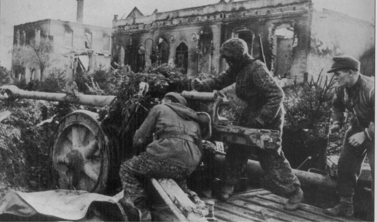 Расчет 75-мм противотанкового орудия PaK 40 ведет бой с советскими войсками в Будапеште. Январь 1945