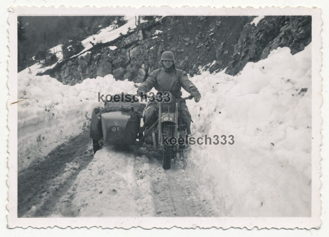 Foto BMW Motorrad mit Kennung der 8. Panzer Division 5. Kradschützen Kompanie