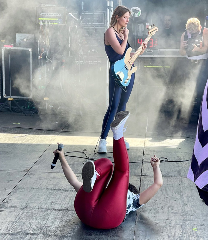 disco_pants-153Singer- IN CONCERT.