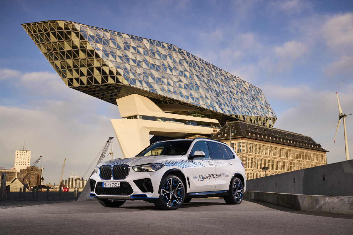 P90494415_highRes_bmw-ix5-hydrogen-on-(1)