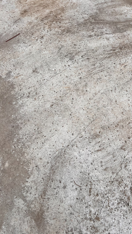 Pyląca i brudna posadzka betonowa