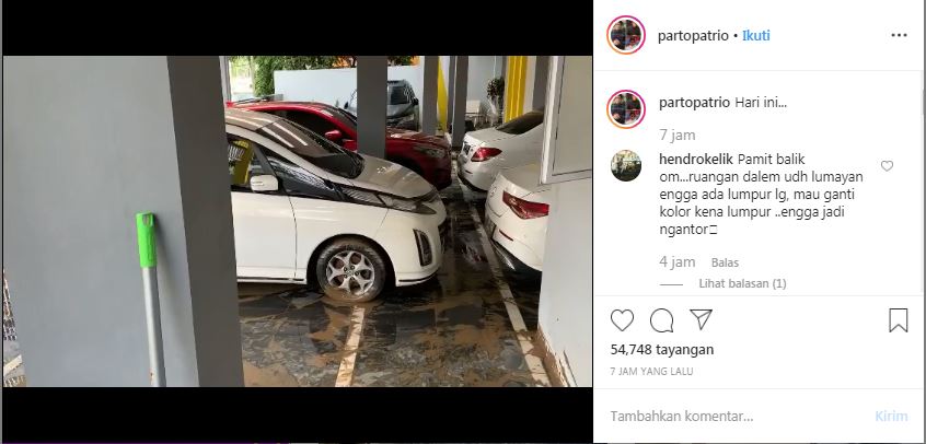 Potret terbaru mobil-mobil mewah Parto yang masih kotor akibat lumpur banjir 