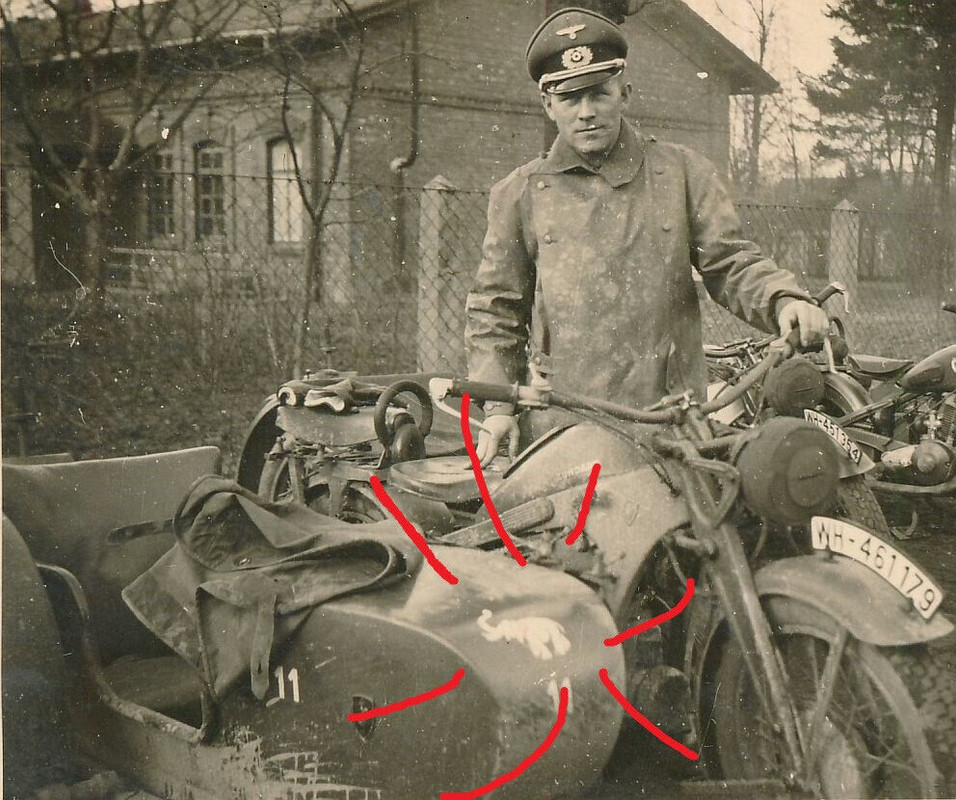 Foto Kradmelder Zündapp Motorrad mit Wappen Emblem Strumgeschütz Abt. Krad