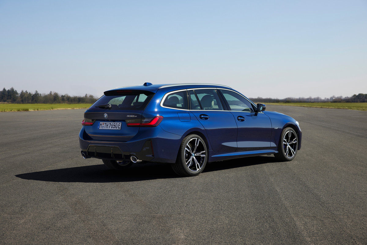 P90462528_highRes_the-new-bmw-330e-tou