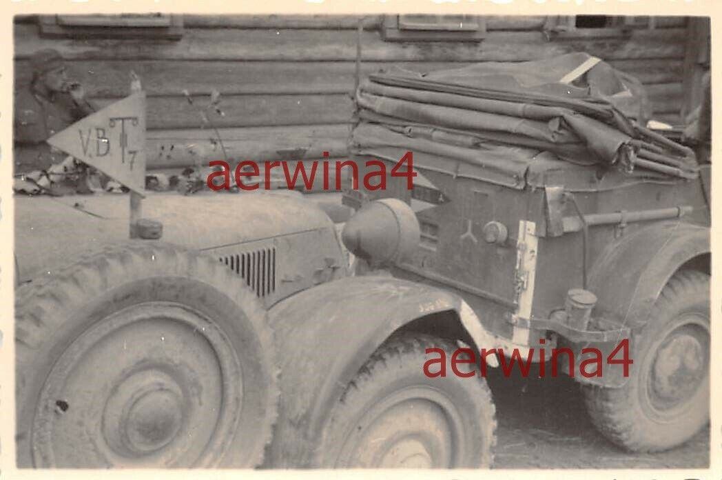 Deutsche Kübelwagen mit Divisionzeichen Ostfront