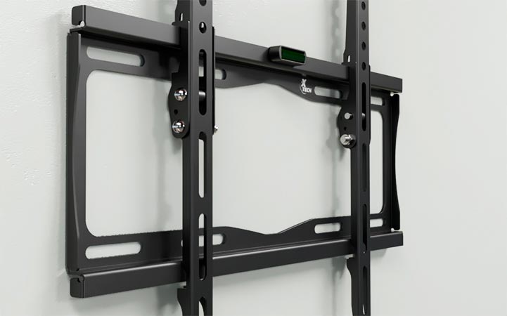 Soporte de pared inclinable Xtech sosteniendo un televisor.